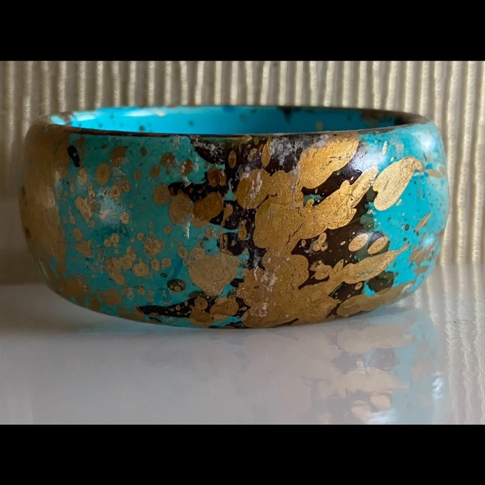 WIDE HAND PAINTED TURQUOISE & GOLD BANGLE BRACELET - Picture 3 of 6